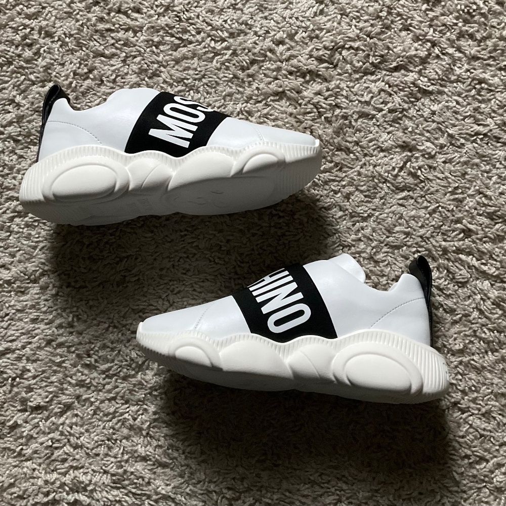 MOSCHINO WOMANS TEDDY BRAND LOGO TAPE SNEAKERS. SIZE 36 EU (6 US). COLOR: WHITE/
